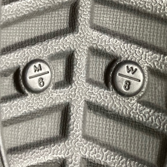 Crocs unisex, Men’s-6, Women’s-8.  Black/lined. - Picture 6 of 6